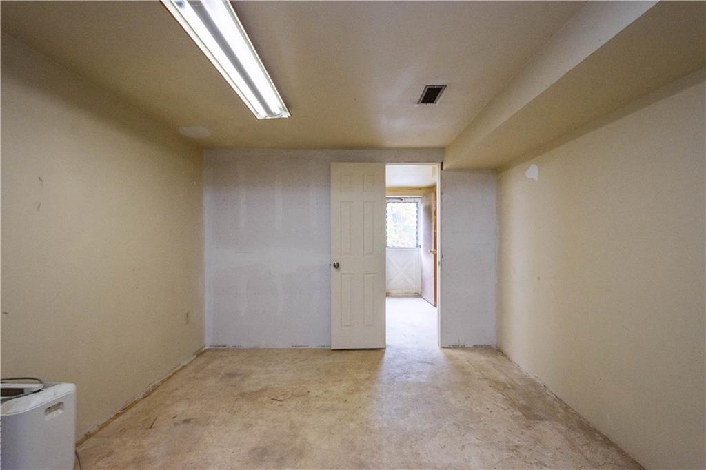 186 Gretna Road Washington, PA 15301 - Photo 31 of 48 a view of an empty room and a window