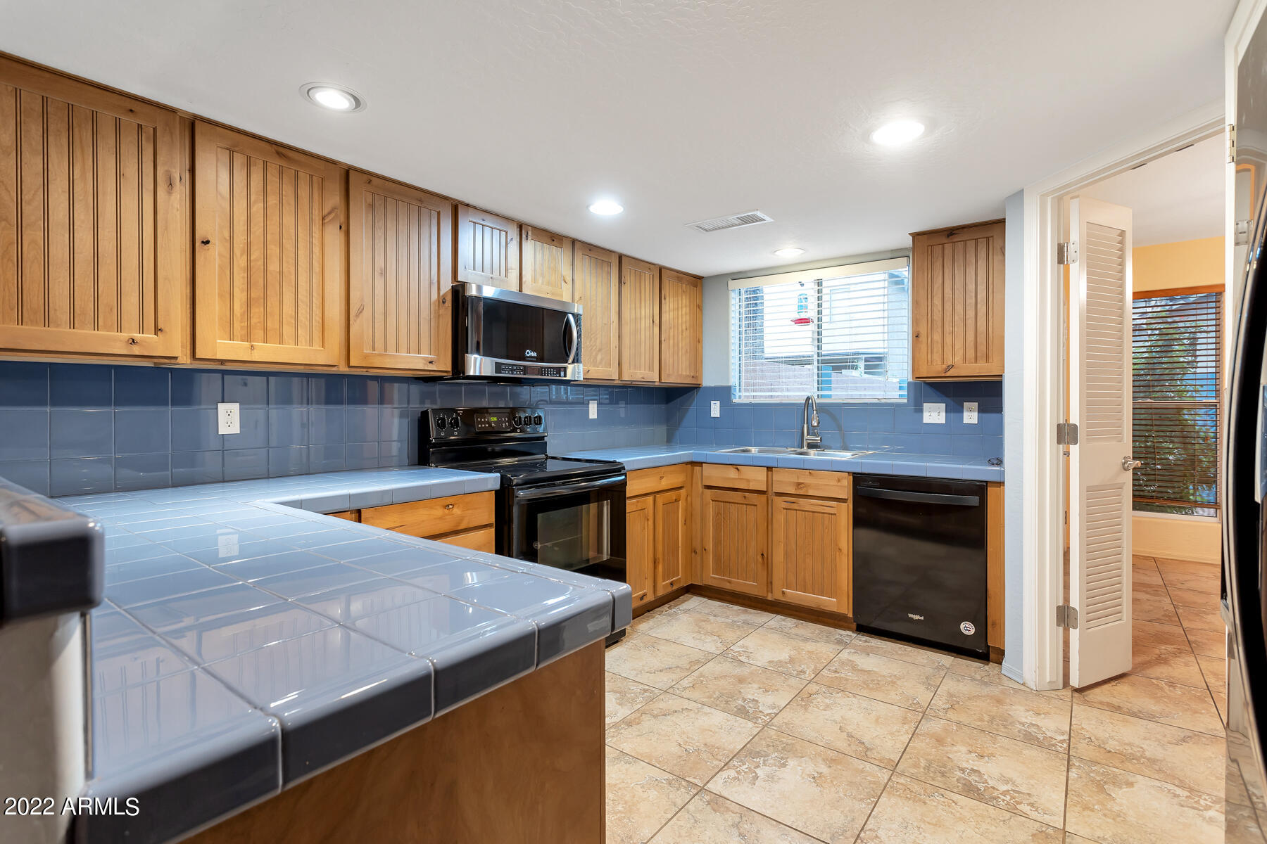 506 East Utopia Road Phoenix, AZ 85024 - Photo 7 of 15 Kitchen