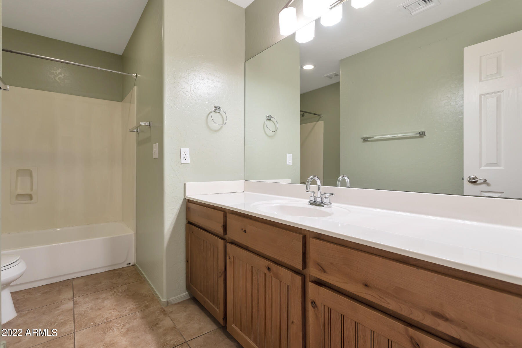 506 East Utopia Road Phoenix, AZ 85024 - Photo 10 of 15 Upstairs Hall Bath
