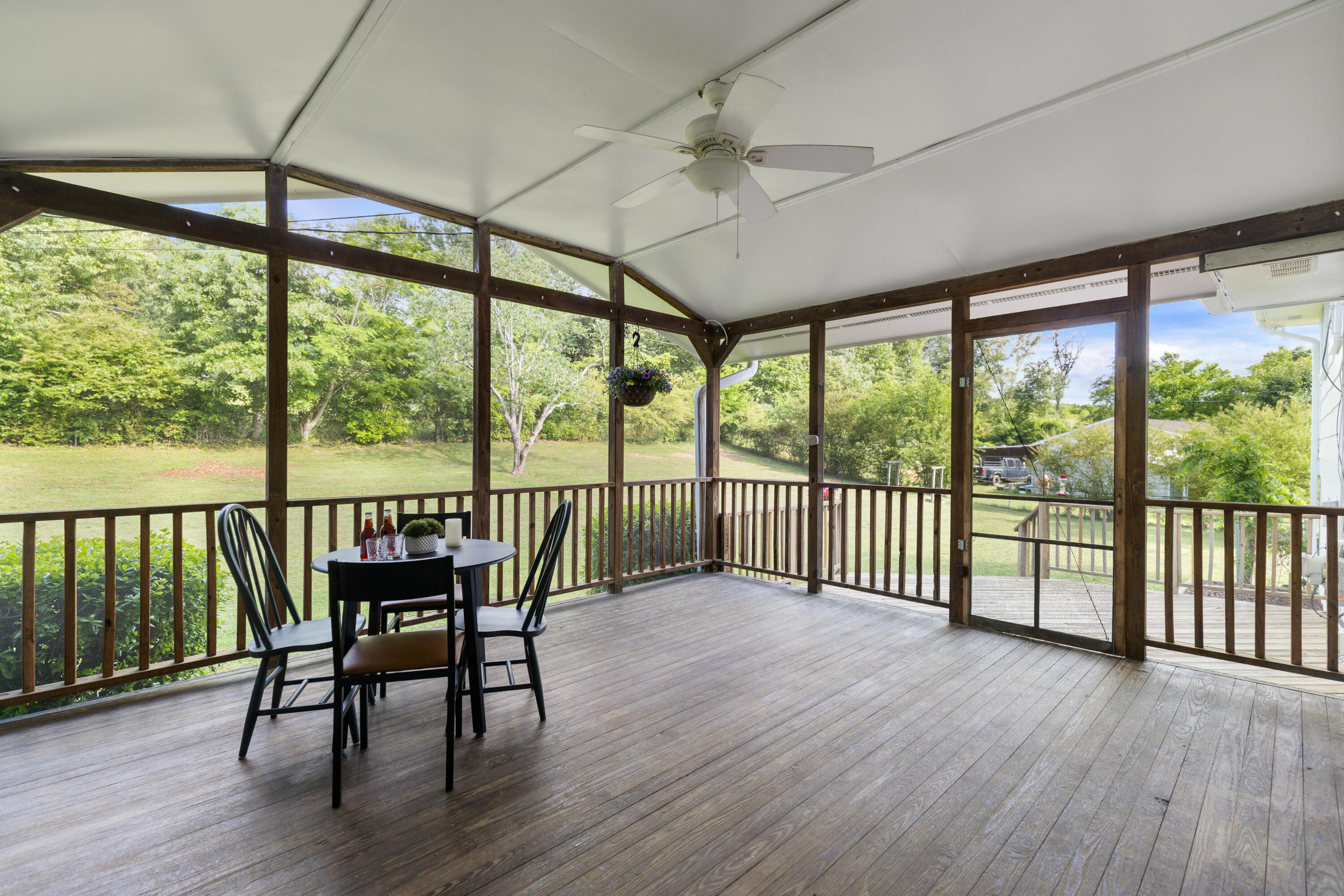 2414 Standifer Gap Road Chattanooga, TN 37421 - Photo 24 of 40 Large Sun Room