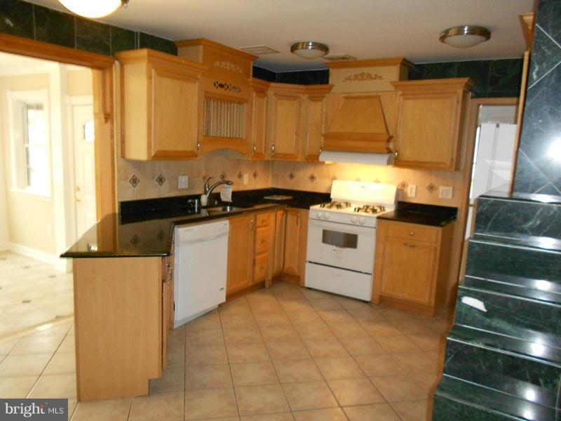 7320 Bath Street Springfield, VA 22150 - Photo 10 of 30 Kitchen