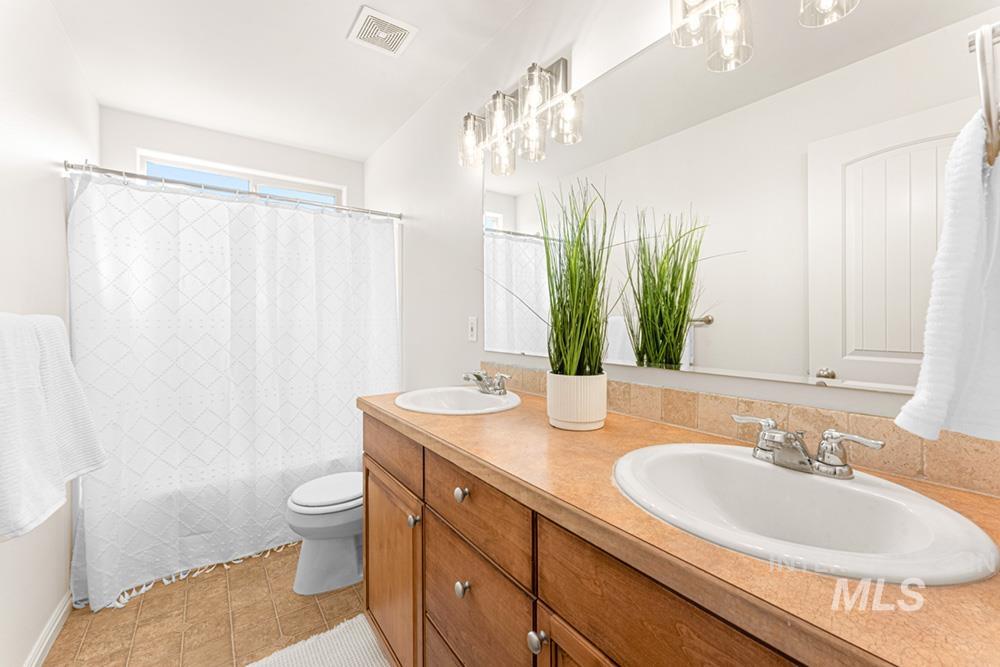 827 East Fallingbranch Court Meridian, ID 83642 - Photo 12 of 21