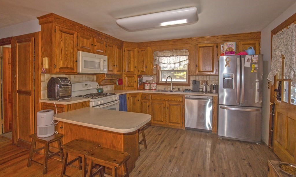 114 Holyoke Road Westfield, MA 01085 - Photo 7 of 32 Gallery Image 7