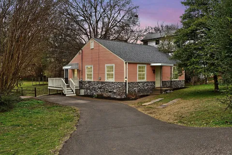 a view of a house with backyard