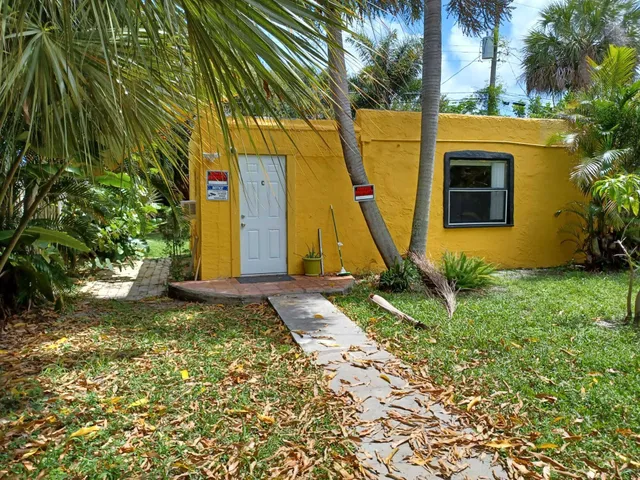 a view of a backyard