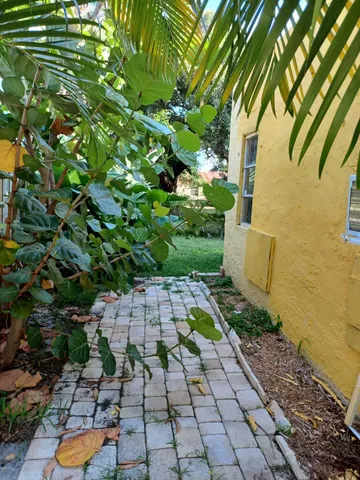 a view of yard with green space