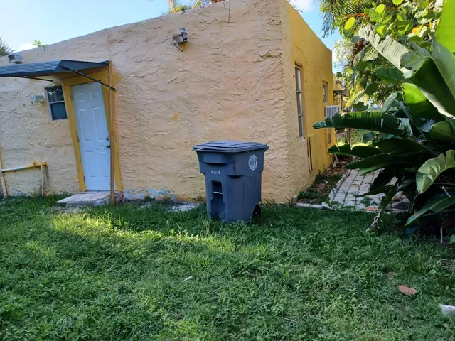 a view of a backyard