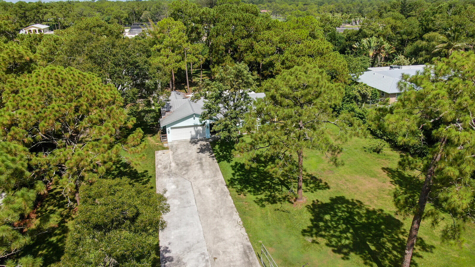 17575 Bridle Court Jupiter, FL 33478 - Photo 33 of 35 a view of a pathway both side of yard