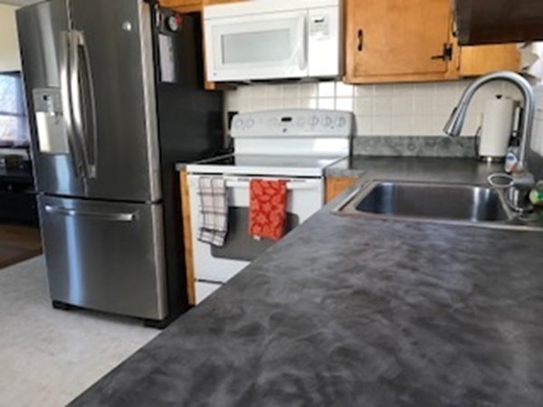9 Louis Road Peabody, MA 01960 - Photo 6 of 21 Gallery Image 6