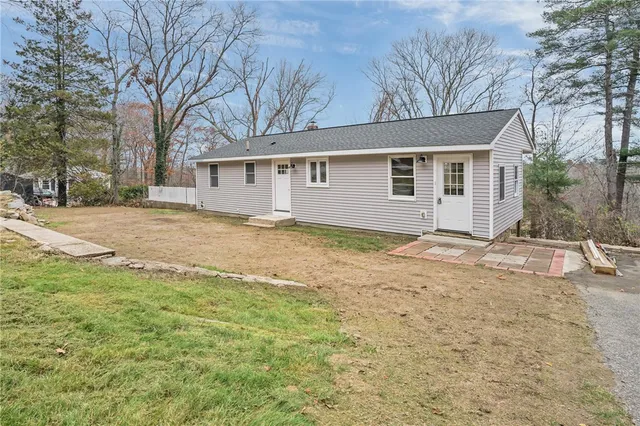 $389,900 | 689 Knotty Oak Road, Coventry, RI 02816