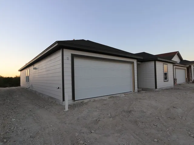 a view of an house with backyard