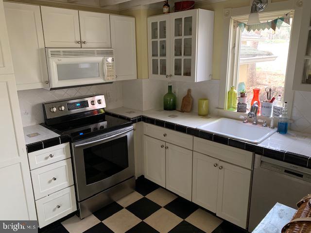 2006 Landis Valley Road Lancaster, PA 17601 - Photo 8 of 23 Gallery Image 8