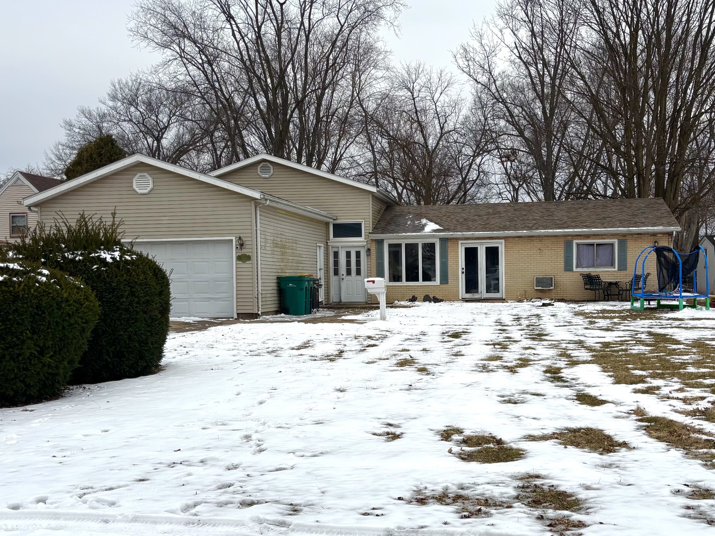 404 Michael Street Streator, IL 61364 - Photo 2 of 23