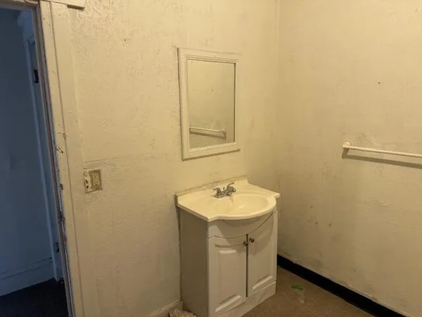 $89,900 | 905 Martin Luther King Jr Drive, Jackson, MI 49203