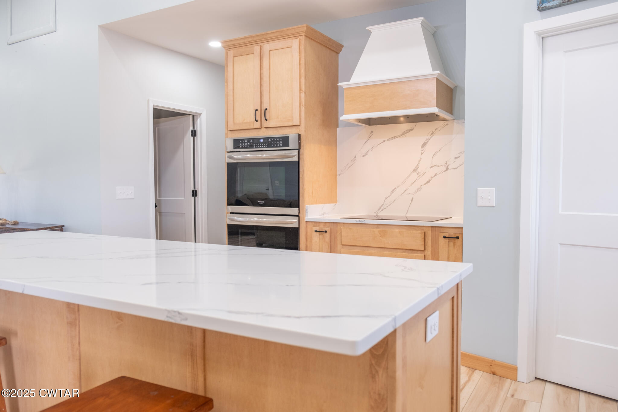 1375 White Clay Road Sharon, TN 38255 - Photo 19 of 58 a kitchen with stainless steel appliances a stove a microwave and a refrigerator