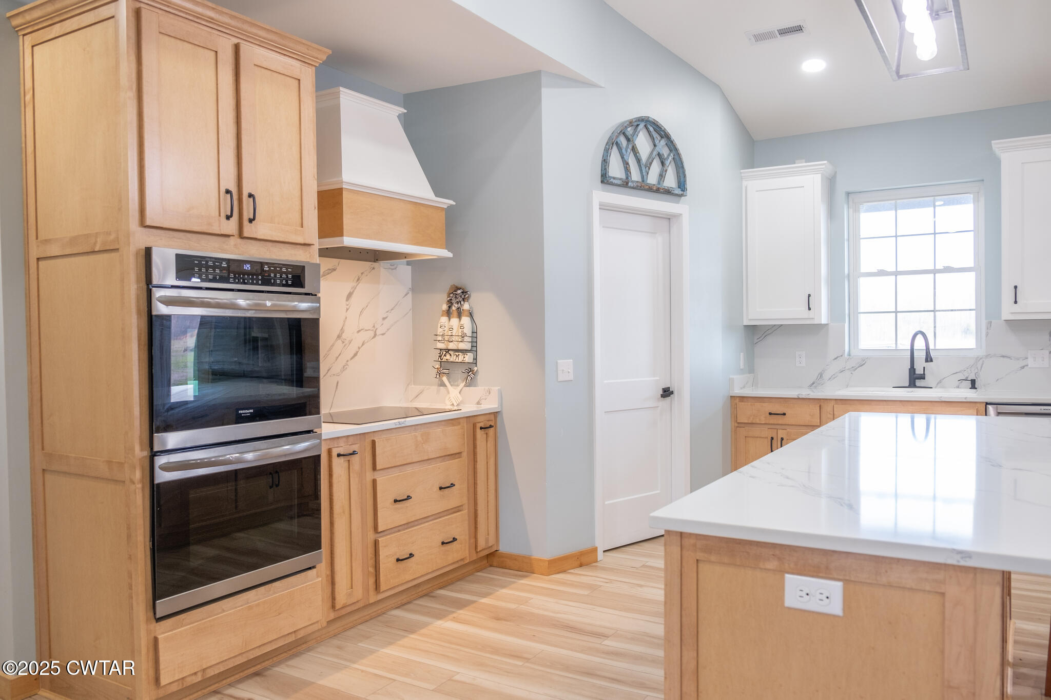 1375 White Clay Road Sharon, TN 38255 - Photo 10 of 58 a kitchen with granite countertop a stove and a refrigerator