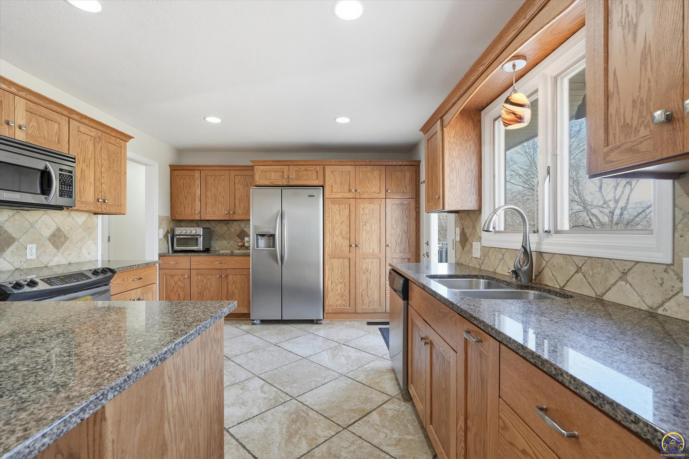 4330 Southeast 26th Terrace Topeka, KS 66605 - Photo 9 of 38