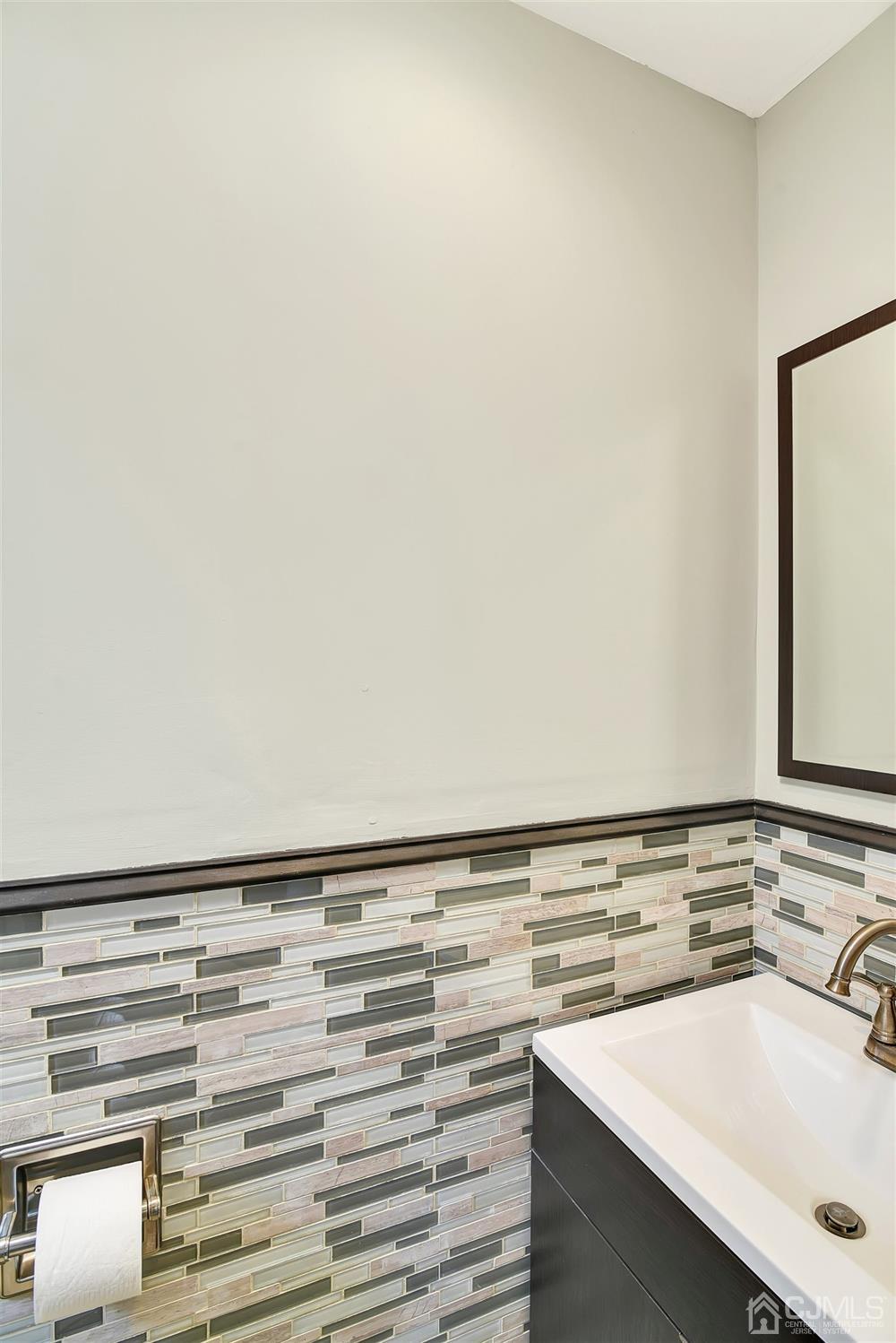 423 Ridge Road Dayton, NJ 08810 - Photo 19 of 29 a bathroom with a sink and a mirror