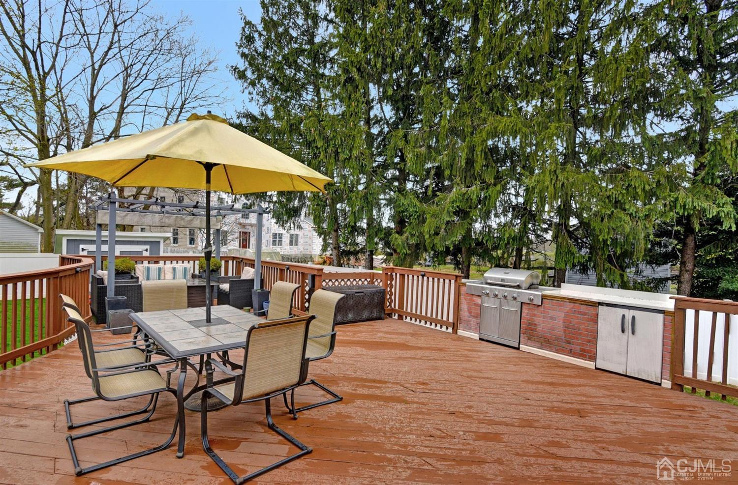 423 Ridge Road Dayton, NJ 08810 - Photo 20 of 29 a outdoor view with a sitting space