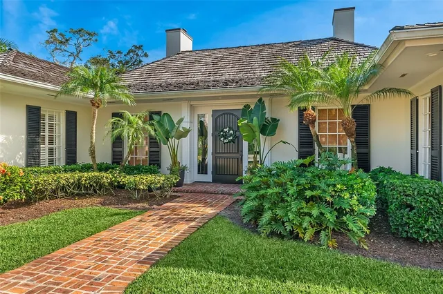 a view of front door with dining area