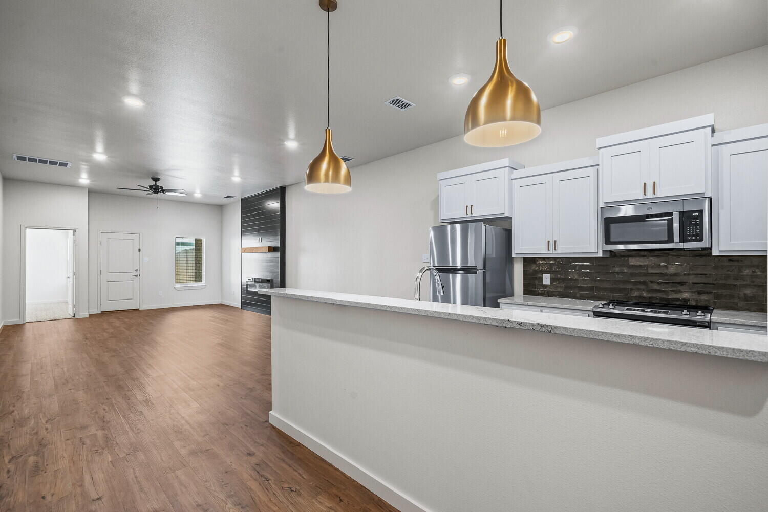 7006 40th Street, Unit B Lubbock, TX 79407 - Photo 4 of 20 7002 40th St B grey counters-4