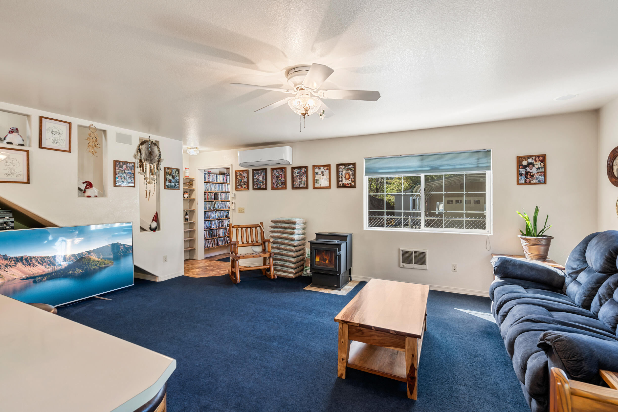 4892 North River Road Gold Hill, OR 97525 - Photo 11 of 35 4 Living Room