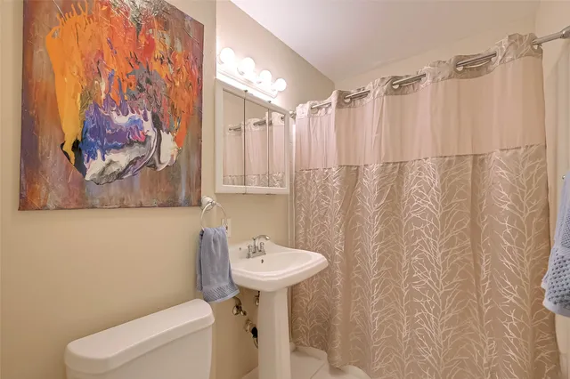 $2,000 | 6018 Berendo Street, Houston, TX 77092