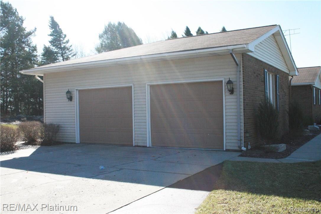 1037 Pine Ridge Road Milford, MI 48380 - Photo 2 of 21 IMG_2972.jpg