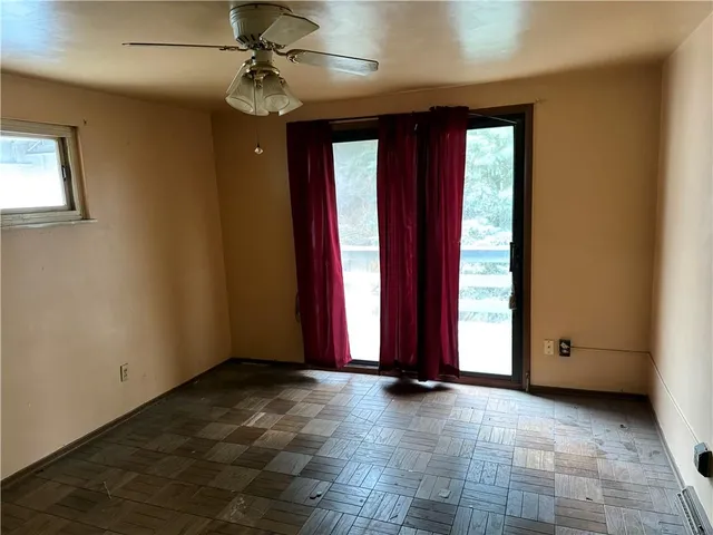 a view of big room with windows and closet