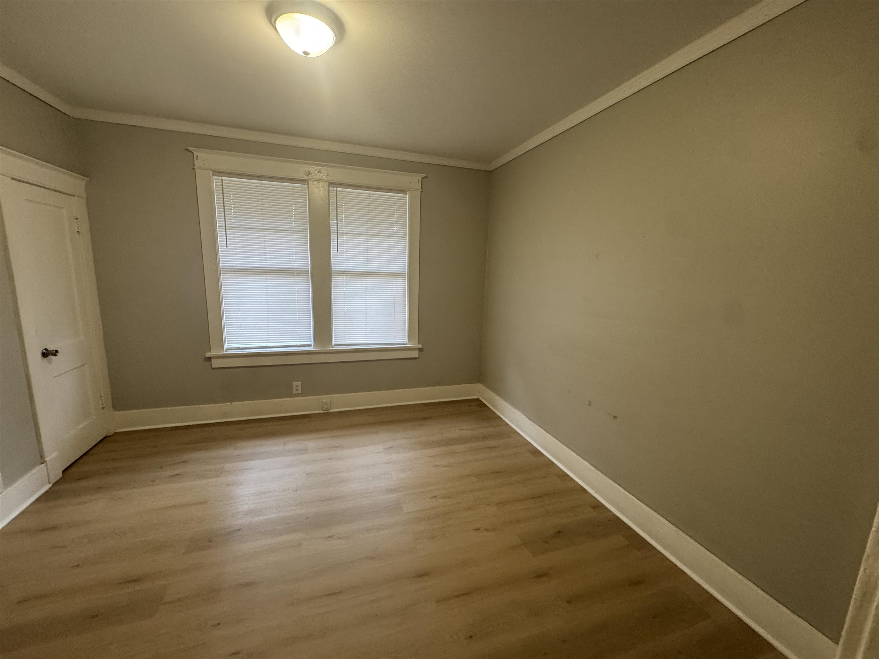 2012 Carnes Avenue Memphis, TN 38114 - Photo 12 of 28 an empty room with wooden floor and windows