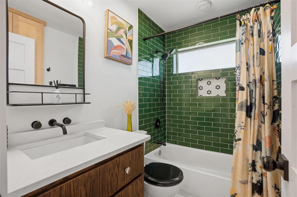 1008 Ridgewood Terrace Arlington, TX 76012 - Photo 22 of 40 a bathroom with a sink a toilet and shower