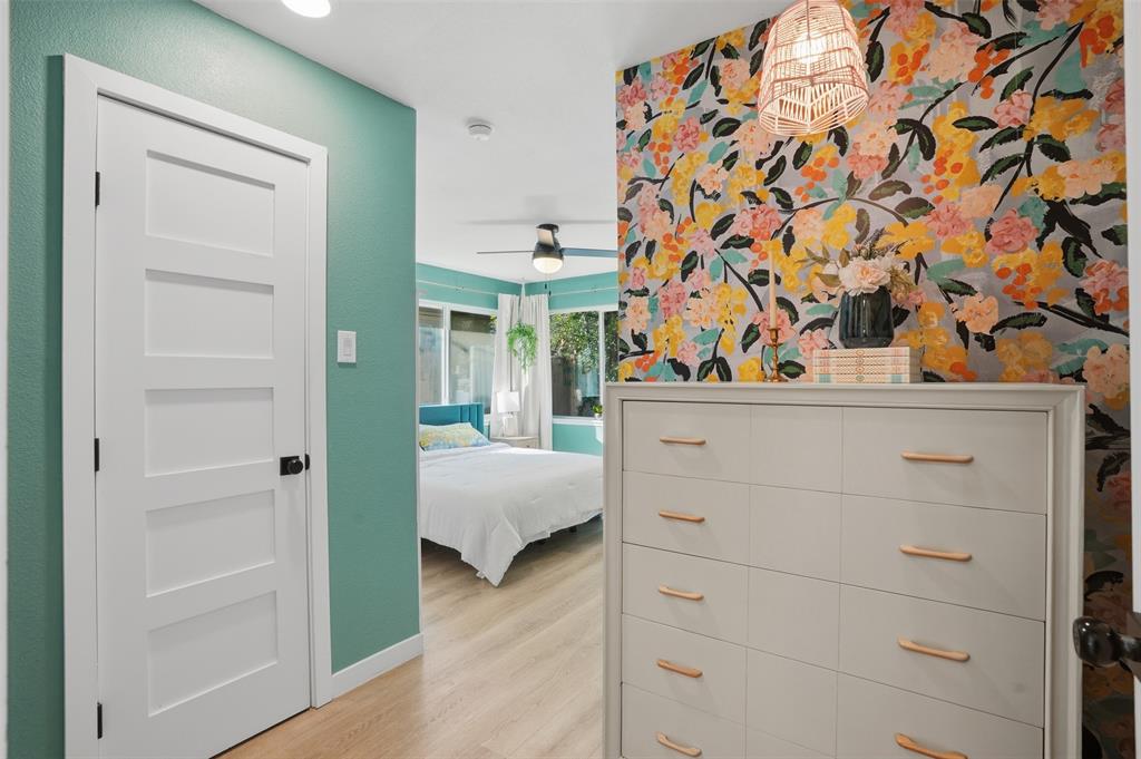 1008 Ridgewood Terrace Arlington, TX 76012 - Photo 24 of 40 a room with a bed and a mirror