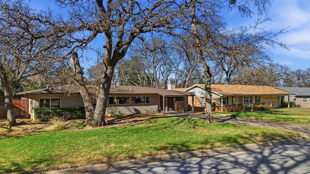 1008 Ridgewood Terrace Arlington, TX 76012 - Photo 29 of 40 a front view of a house with garden