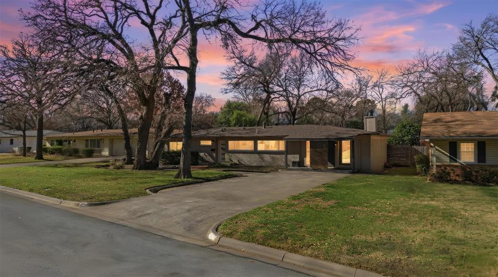 1008 Ridgewood Terrace Arlington, TX 76012 - Photo 3 of 40 front view of a house with a yard
