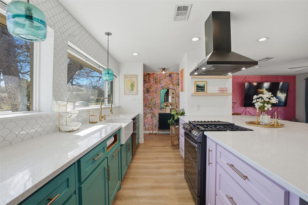 1008 Ridgewood Terrace Arlington, TX 76012 - Photo 7 of 40 a kitchen with stainless steel appliances granite countertop a stove and a sink