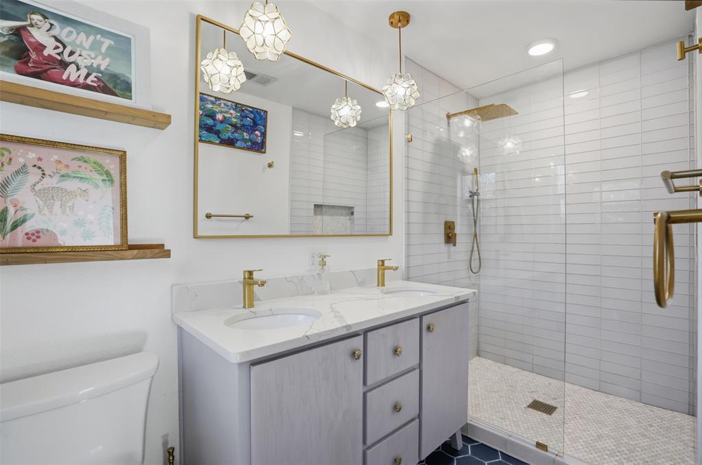 1008 Ridgewood Terrace Arlington, TX 76012 - Photo 9 of 40 a bathroom with a sink a toilet a shower and a mirror