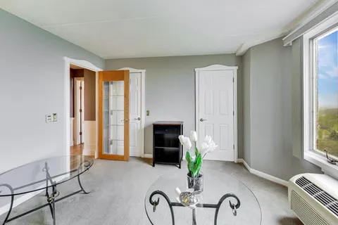 $164,900 | 1 Renaissance Place, Unit 1118, Palatine, IL 60067