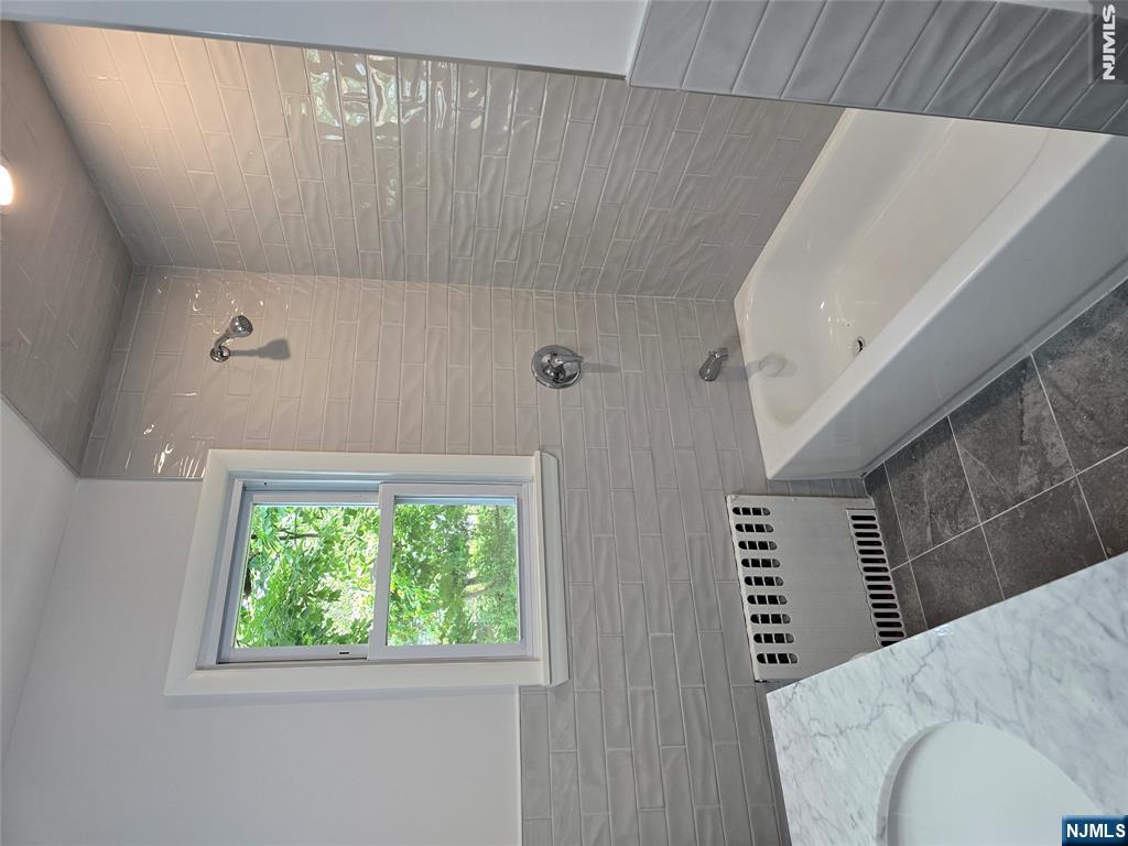 639 Oakdene Avenue, Unit 1 Ridgefield, NJ 07657 - Photo 10 of 27
