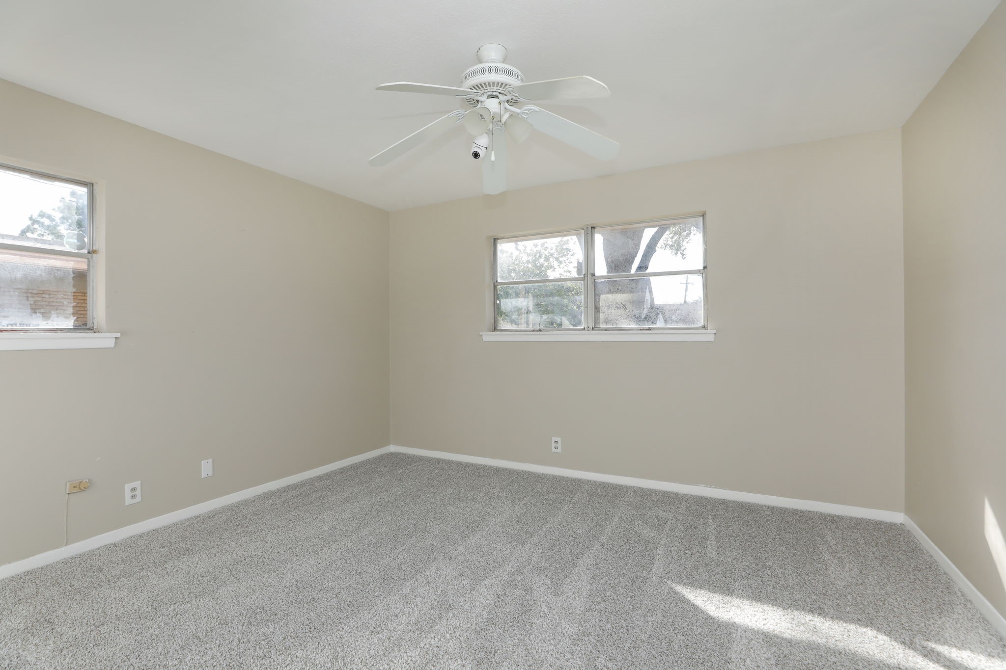 8235 Dover Street Houston, TX 77061 - Photo 21 of 36 en empty room with windows and ceiling fan