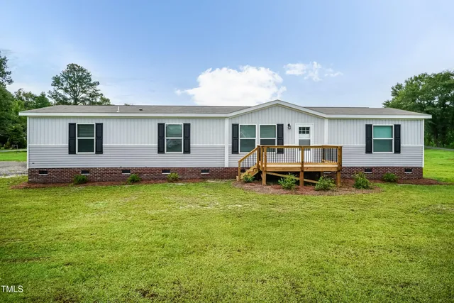 a view of a house with backyard