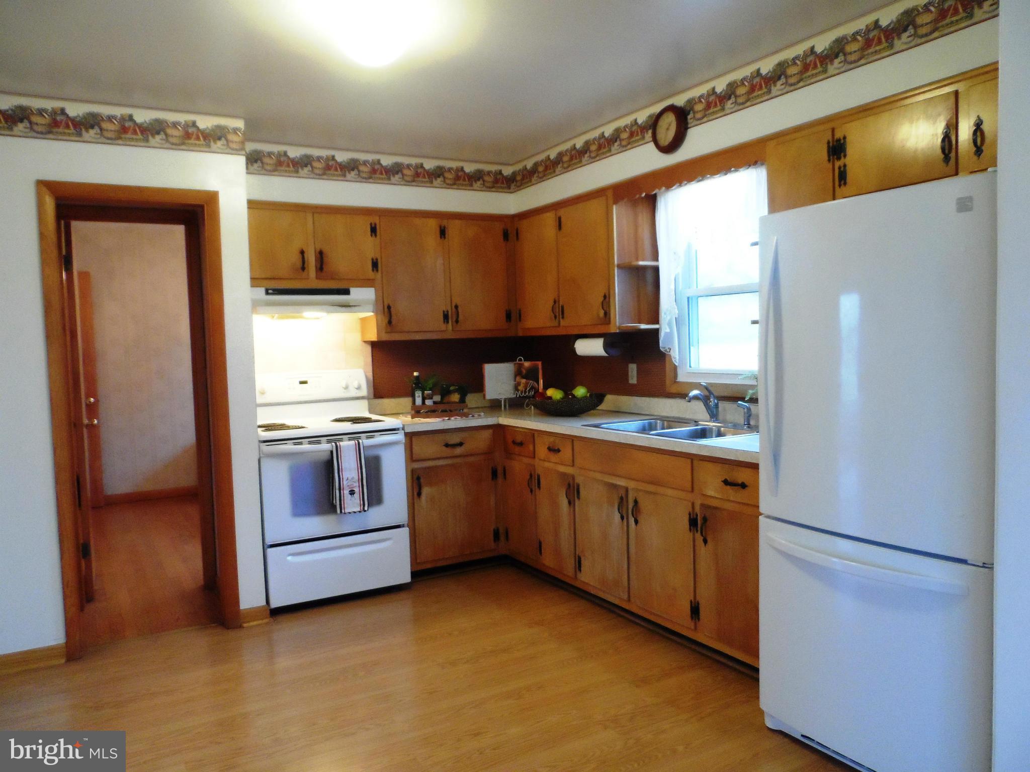 86 Clems Drive Ranson, WV 25438 - Photo 5 of 28 Kitchen w Breakfast table space