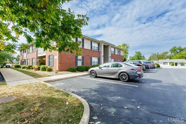 $184,000 | 406 South Church Street, Unit 128, St. Peters, MO 63376