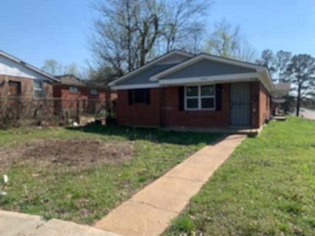 802 Pendleton Street Memphis, TN 38114 - Photo 4 of 22 a front view of a house with a garden