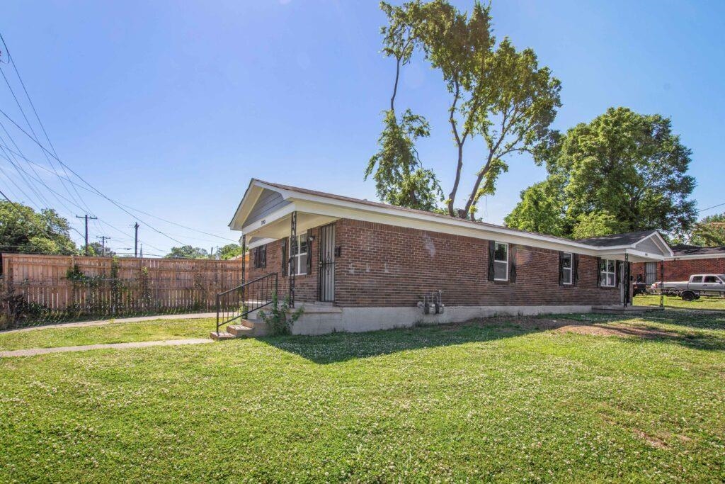802 Pendleton Street Memphis, TN 38114 - Photo 5 of 22 a backyard of a house with table and chairs