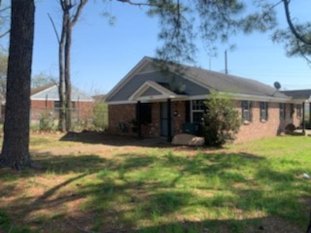 802 Pendleton Street Memphis, TN 38114 - Photo 8 of 22 a front view of a house with a garden