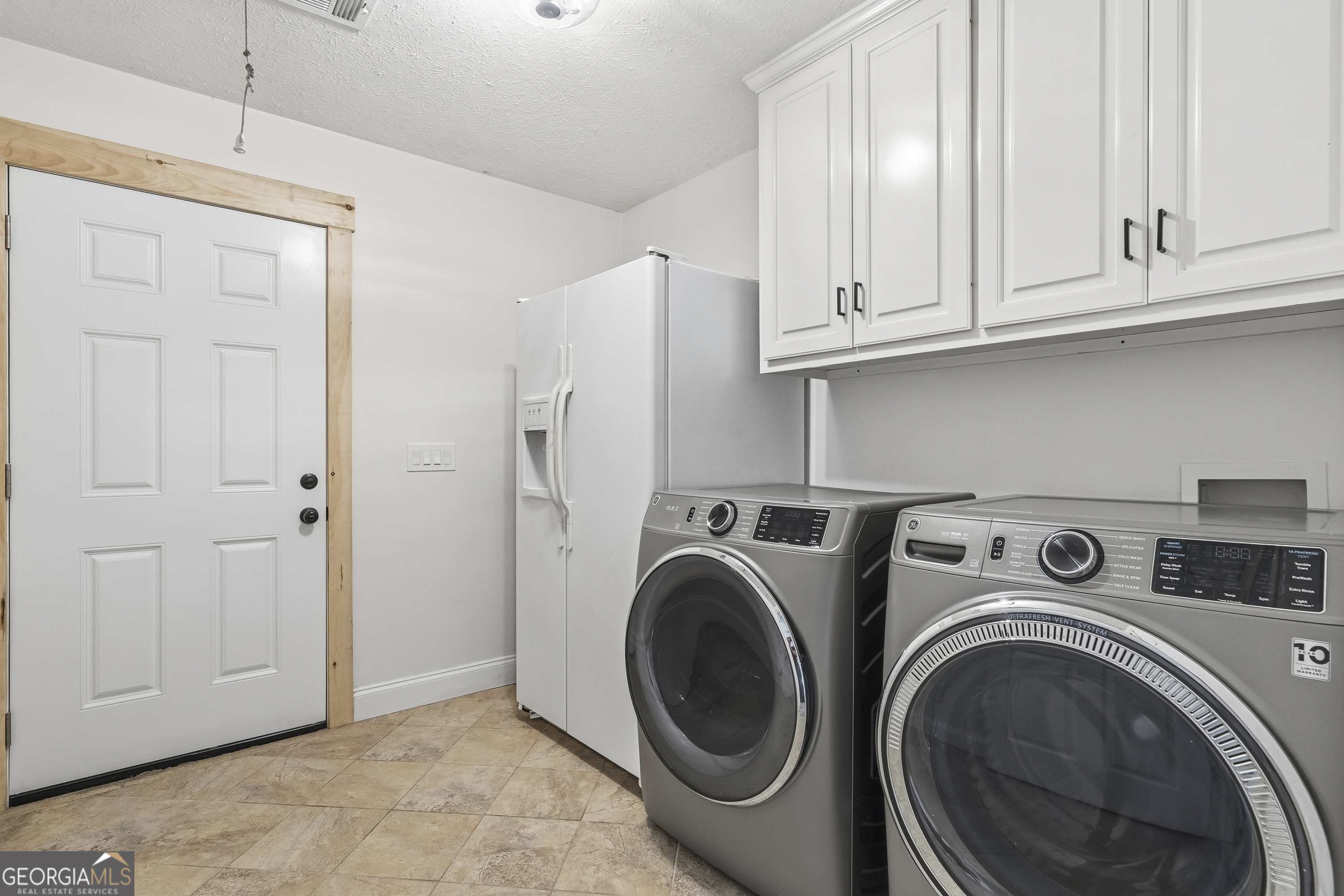 176 Arrowhead Trail Eatonton, GA 31024 - Photo 25 of 45 a view of hallway with washer and dryer