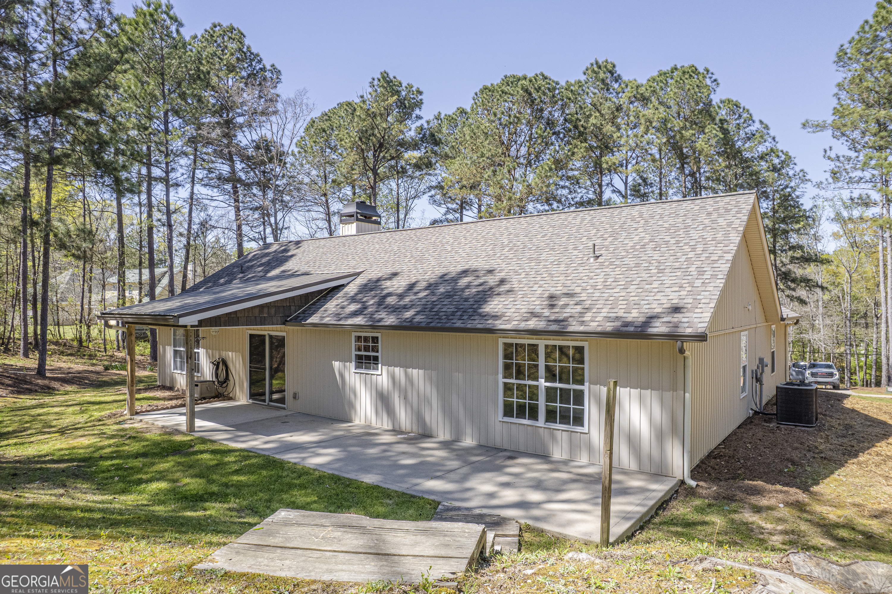 176 Arrowhead Trail Eatonton, GA 31024 - Photo 38 of 45 a front view of a house with garden