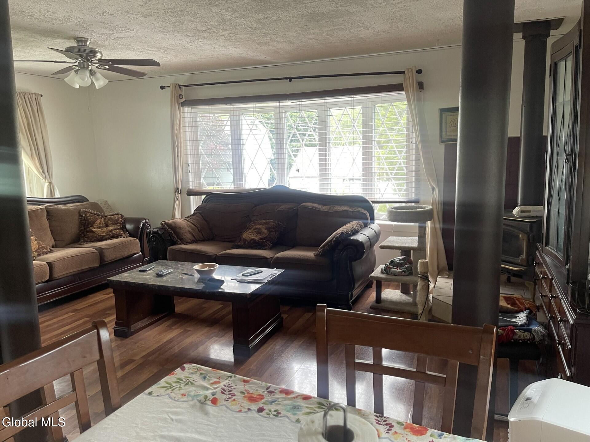 21 Ridgecrest Avenue Colonie, NY 12110 - Photo 2 of 11 ee330241-9d0c-45c1-8d87-c586050b6d66