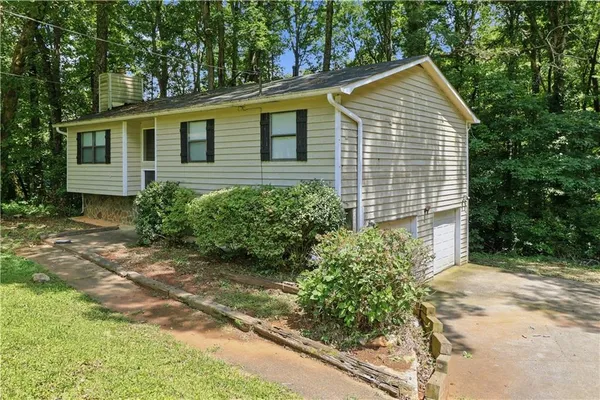 a view of a house with a yard