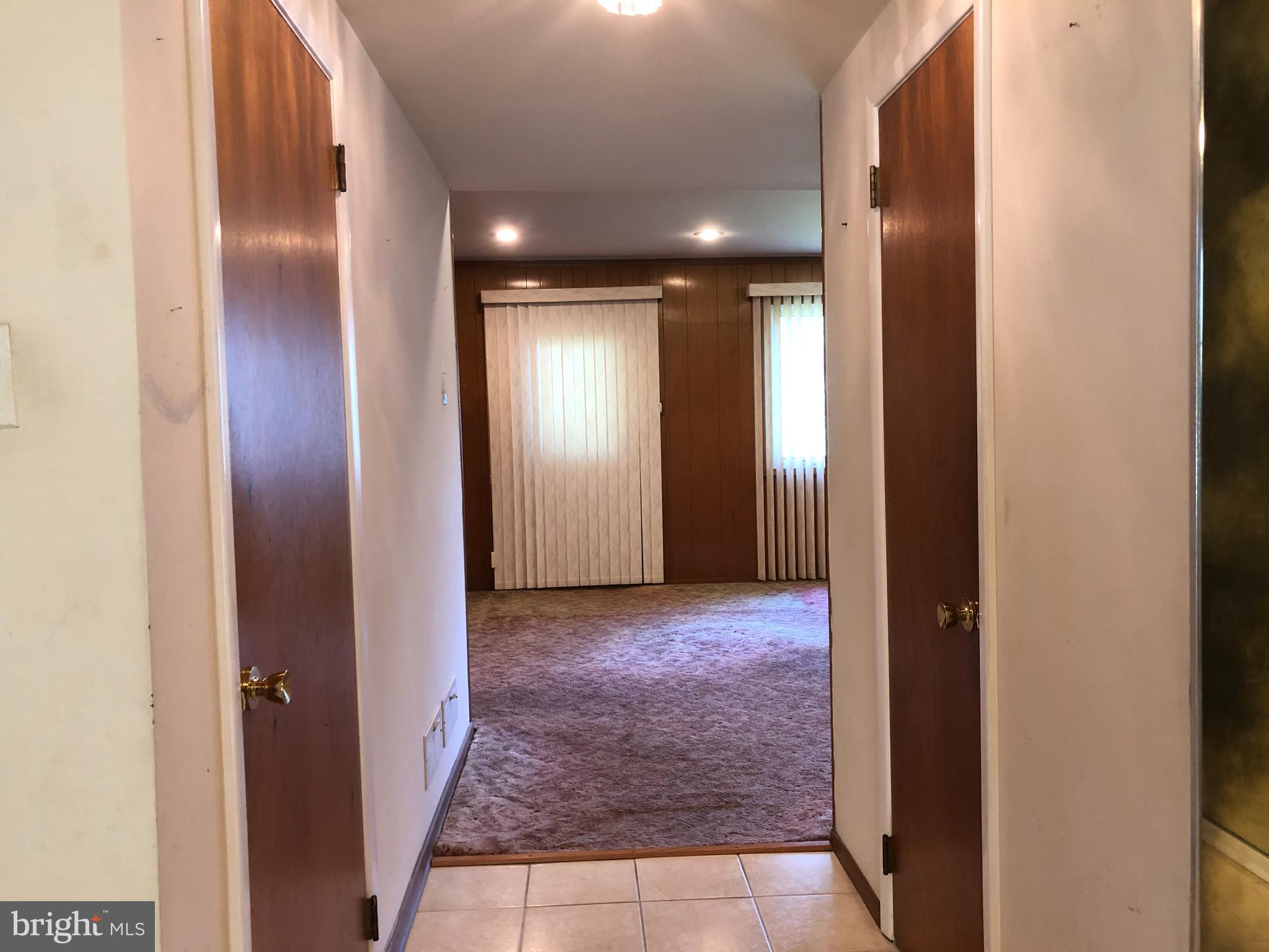 8701 Autumn Road Philadelphia, PA 19115 - Photo 10 of 55 Foyer/Hall